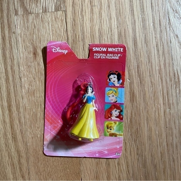 Disney Snow White Key Chain NEW Princess Clip - Picture 2 of 3